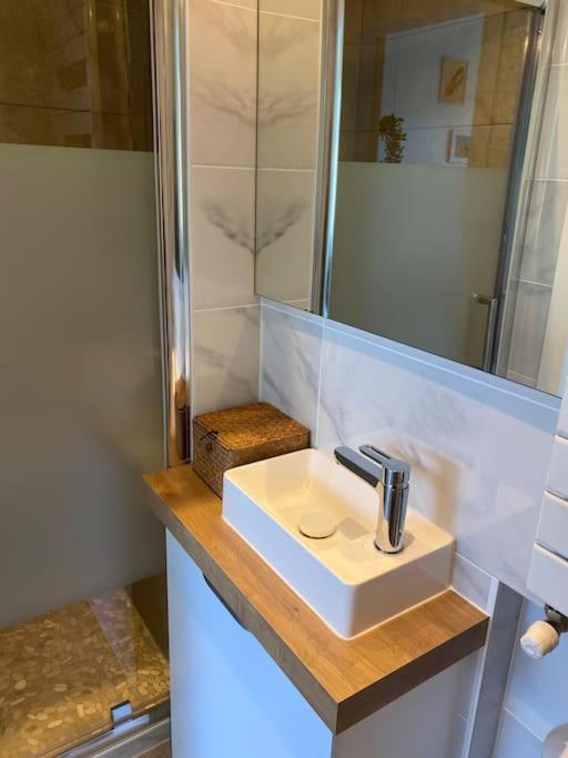 Le Cosy Tassin - Rez De Jardin Apartman Kültér fotó